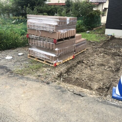 ブロック材料の現場への搬入となります。