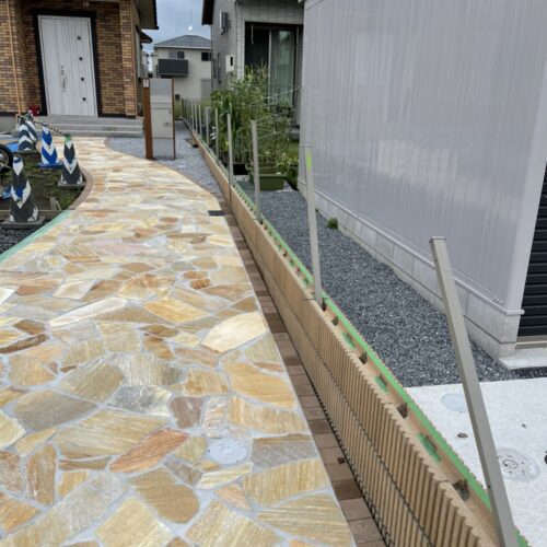 境界フェンス施工です。