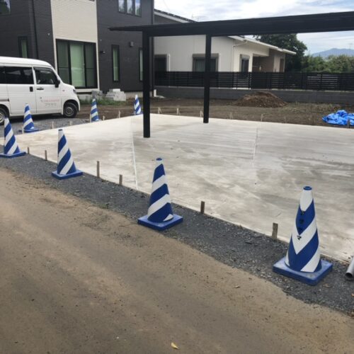 駐車場の土間コンクリートの養生となります。