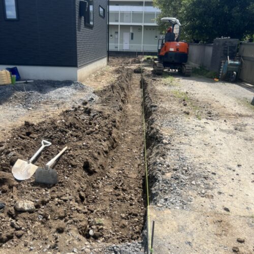 ブロックのベース掘削です。