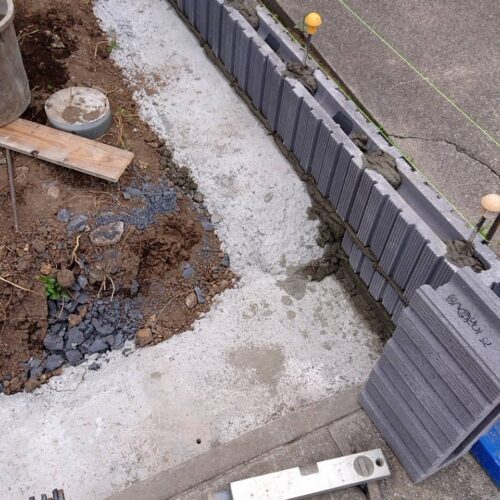 ブロック積みです。