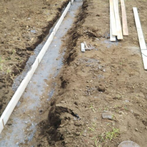 ブロック下地型枠、鉄筋作業です。