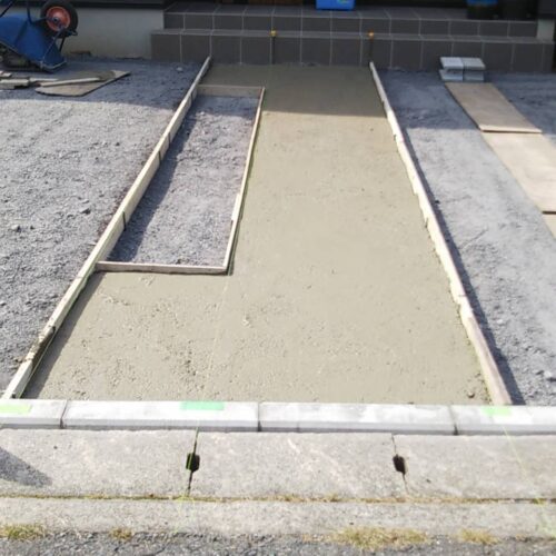 アプローチ下地のコンクリート打設です。