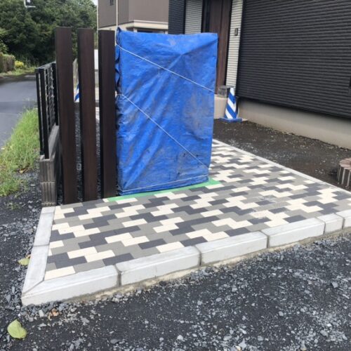 台風の影響で朝から降ったり止んだりの雨模様のお天気となっております。本日の工事は休工となります。