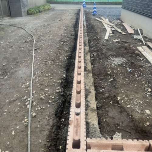 ブロック積みです。