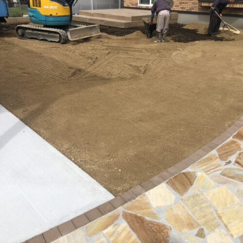 お庭への山砂の搬入作業となります。