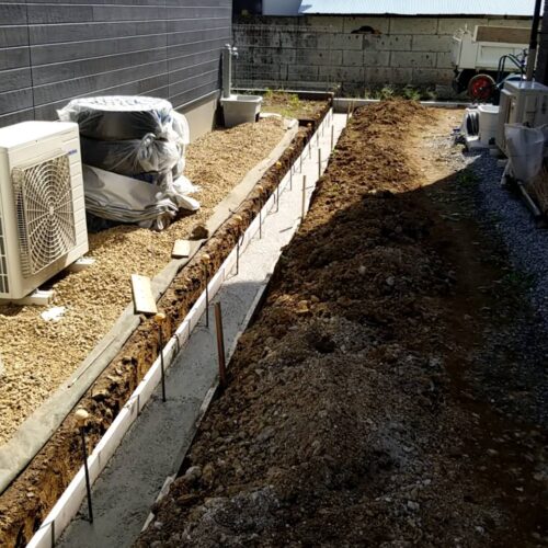 ベース生コンクリート打設です。