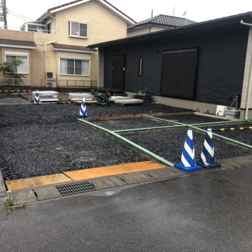 雨の為に本日の工事作業はお休みです。明日はお引越しの為、通路を確保して駐車場へのお車の乗り入れ準備完了です。