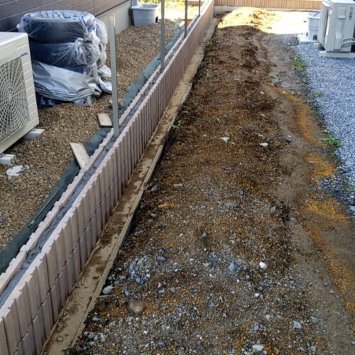 今日は土の埋め戻し、フェンス取り付け等を行います。