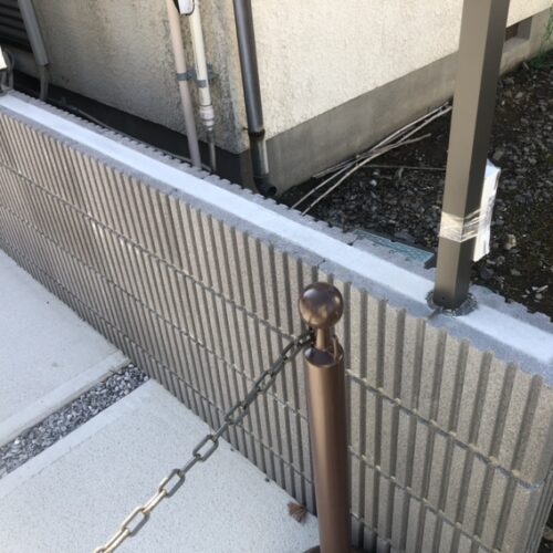 目隠しフェンスの柱の設置となります。