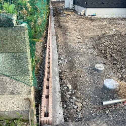 ブロック積みです。