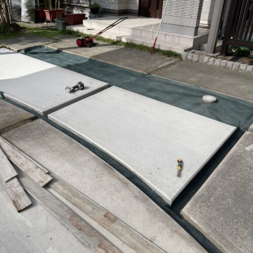 防草シート敷きです。