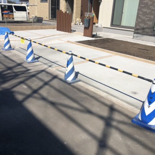 駐車場の土間コンクリートの養生となります。本日はお引越しとなりまして工事作業はお休みとなります。