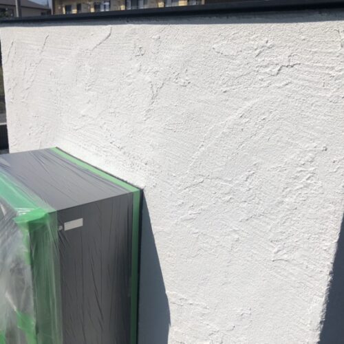 門袖のビブロの塗り壁作業となります。今回はラフ仕上げです。