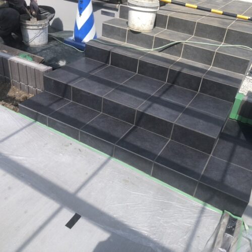 階段タイル張り完了となります。