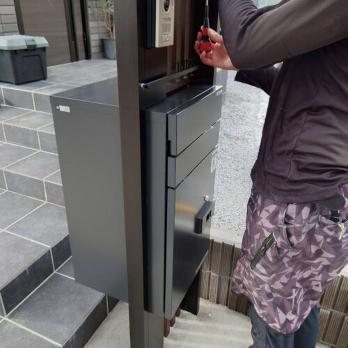 表札、インターフォン取付です。 表札、インターフォン取付です。