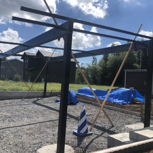 カーポートの組み立て作業です。