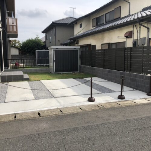 フェンスの取付け及びタイル張り作業完了となります。