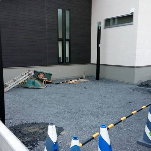 カーポート柱建てです。