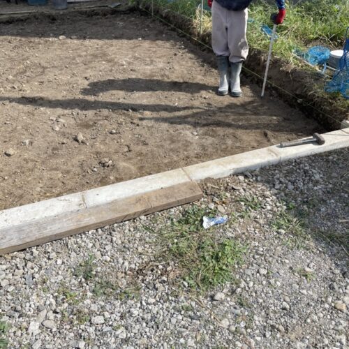 アプローチ砕石入れです。