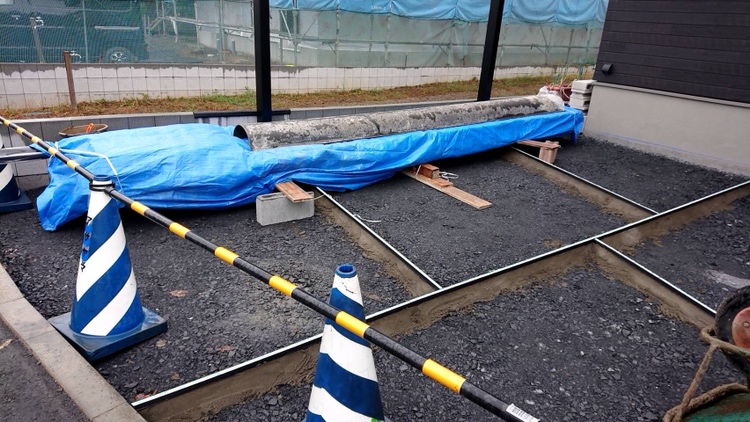 カーポートの屋根の材料が現場へ納入到着となりましたが本日は雨の為に工事作業は休工となります。