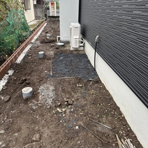 ガスボンベの設置の作業があり先行しての防草シート及び6号砕石敷き作業となります。