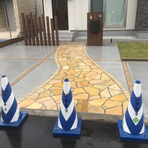 アプローチの自然石乱張りの養生中となります。門袖横の植栽作業が終われば工事完了となります。