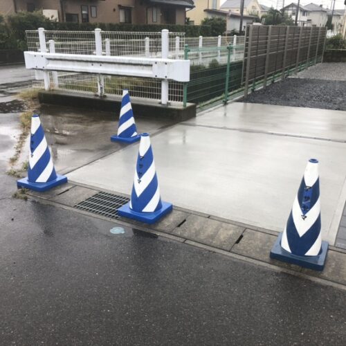 駐車場の土間コンクリートの養生となります。
