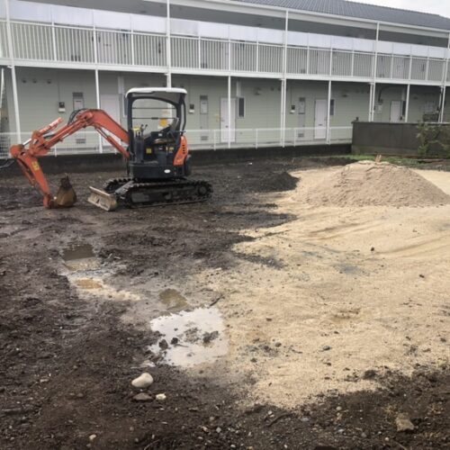 お庭側への山砂搬入作業となります。