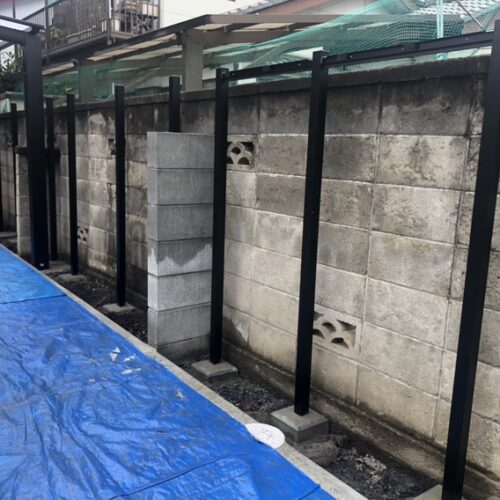 マイティーフェンスの柱の建て込み後の本体の設置作業となります。