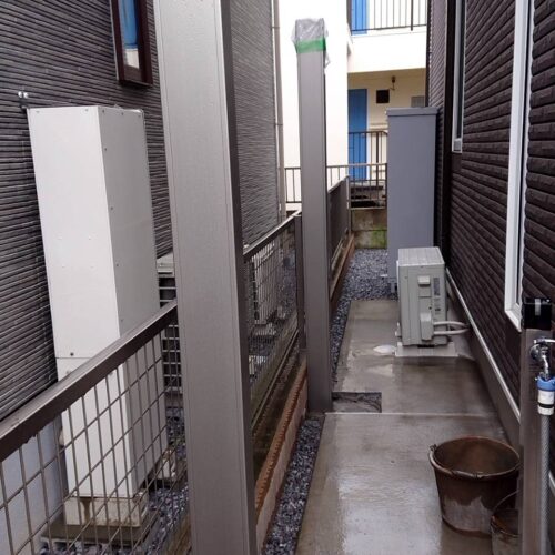 収納庫移設及びテラス柱建てです。