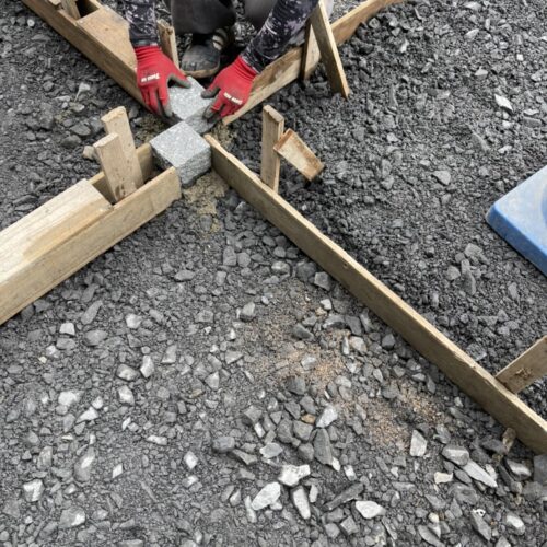 カーポート基礎堀りです。