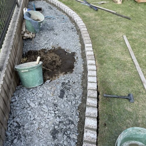 ピンコロ見切り施工です。