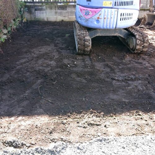 砕石下地の掘削です。