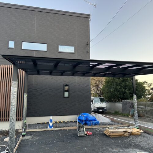 カーポートの設置です。