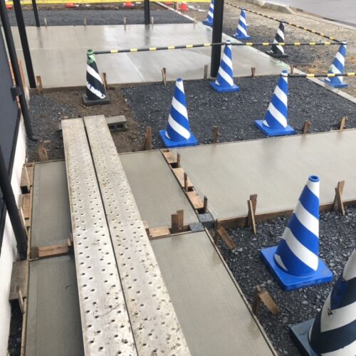 駐車場の土間コンクリートの養生となります。