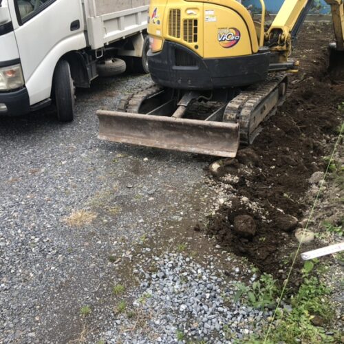 日光方面は雪です。今シーズンの初冠雪です。お待たせ致しました。本日より外構工事着工開始となります。まずは南側の境界部分より掘削作業となります。