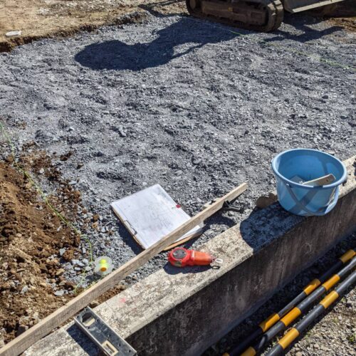 砕石入れ作業です。