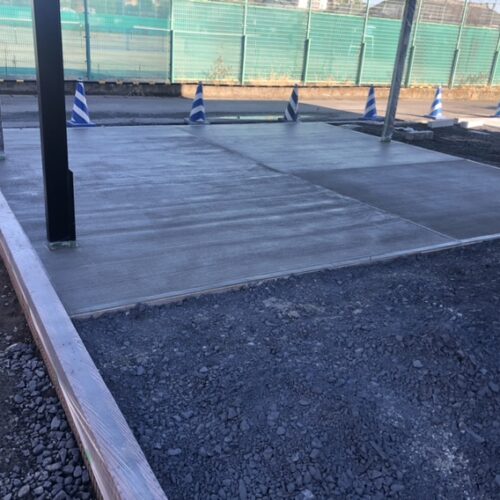 駐車場の土間コンクリートの養生です。
