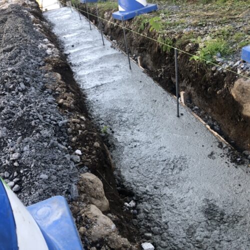 南側の境界ブロック部分のベースコンクリート打設後の養生となります。