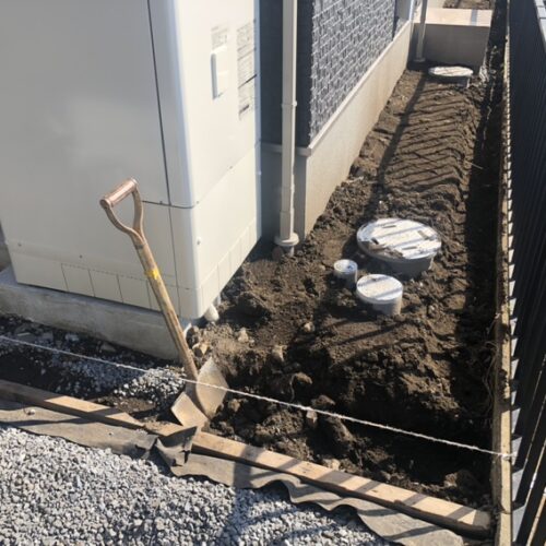 お待たせ致しました本日より工事着工となります。境界部分を手掘り作業にて掘削開始です。