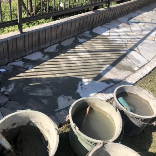 自然石の乱張りの目地入れ作業です。