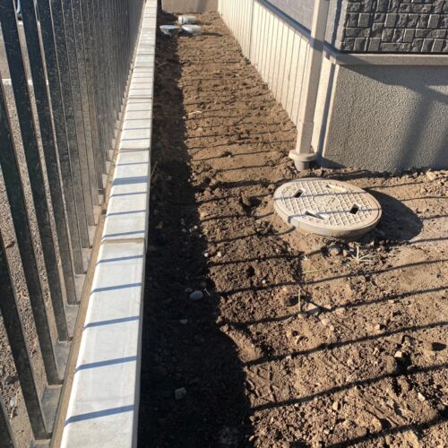 西側コンクリート縁石並べです。