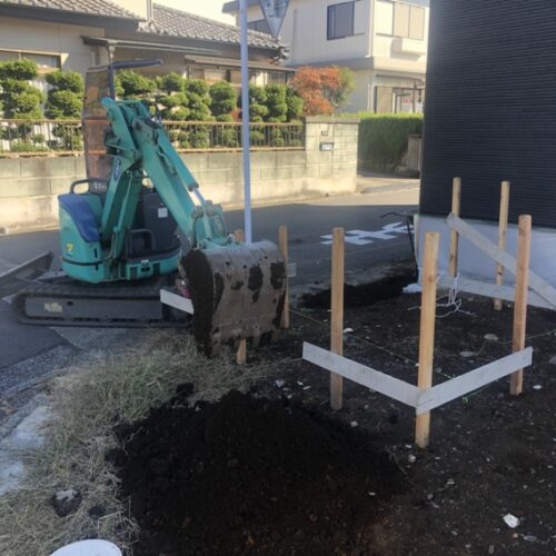 お待たせ致しました工事着工となります。丁張りを掛けて掘削作業より開始です。