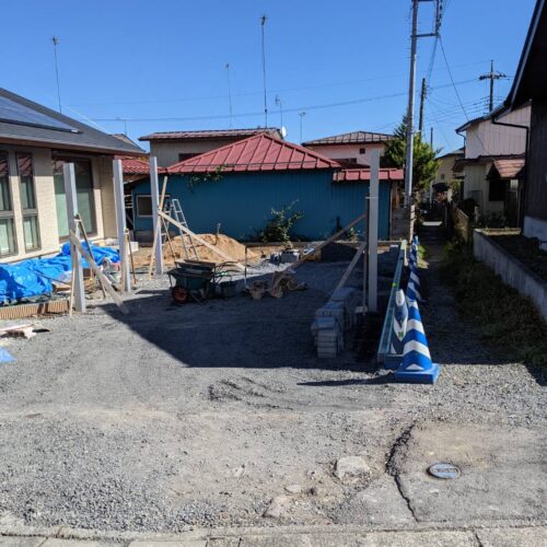 カーポート柱建てです。