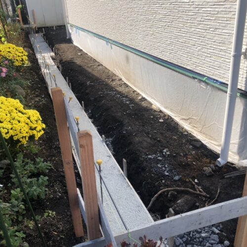 ブロックベースコンクリートの養生となります。