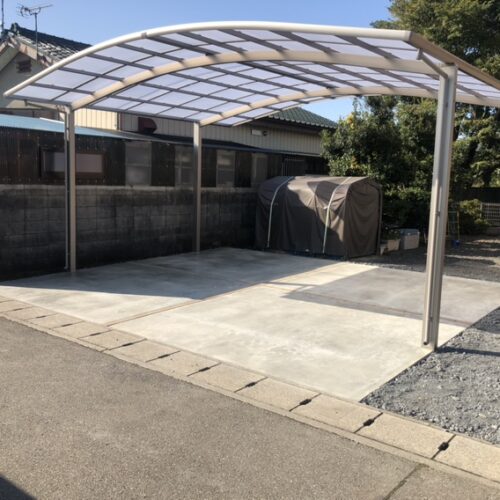 駐車場の土間コンクリートの養生が完了となりました。お車を入れて駐車場をご使用ください。ありがとうございました。