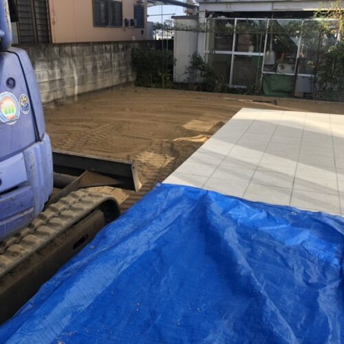 お庭への山砂の搬入敷き均しとなります。人工芝の下地を作って参ります。