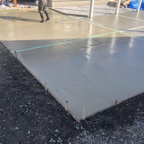 駐車場土間コンクリートの2回目の打設作業となります。