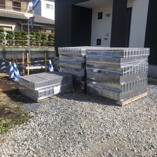 ブロックの材料搬入となります。次はブロック積み作業へと進んで参ります。